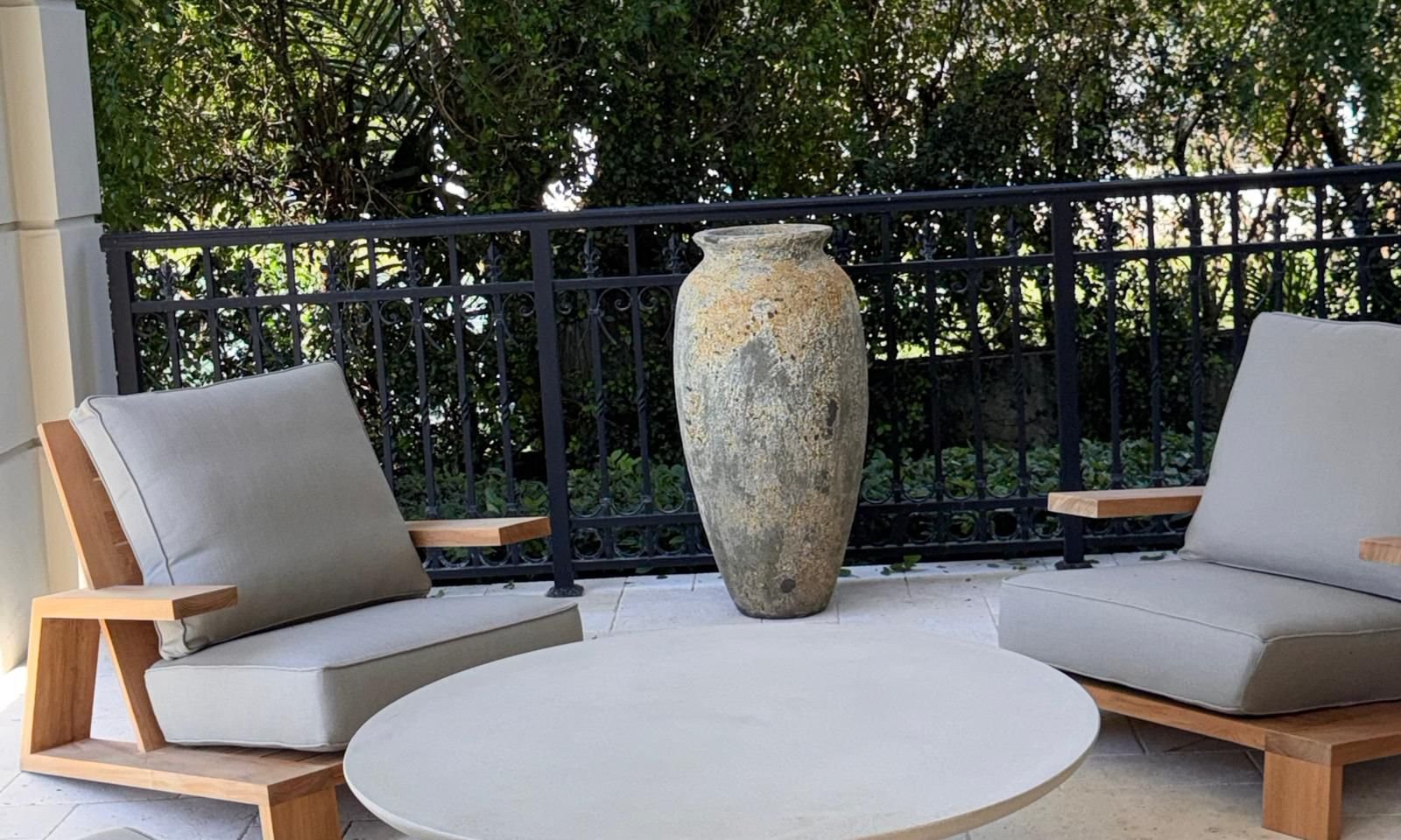 Vaso Horizon Pottery em instalação real em varanda com mobiliário contemporâneo